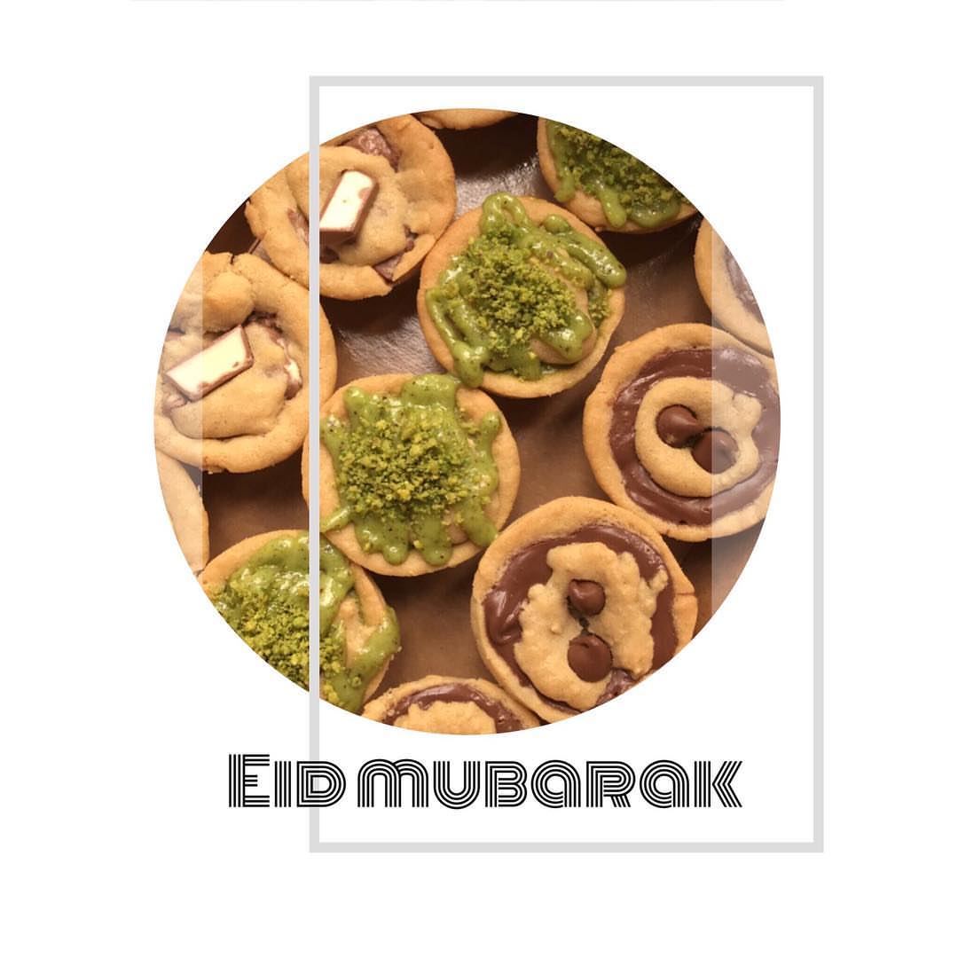 كل عام وانتم بخير! هومي كوكيز يهنئكم ويقولكم عندنا عرض بمناسبة عيد الفطر المبارك.. بوكس من كل نوع من الثلاث انواع ب ١٥٠ ريال، لفتره محدودة لا تفوتوا الفرصه! #عيديات#عيدالفطرالمبارك#happyeid