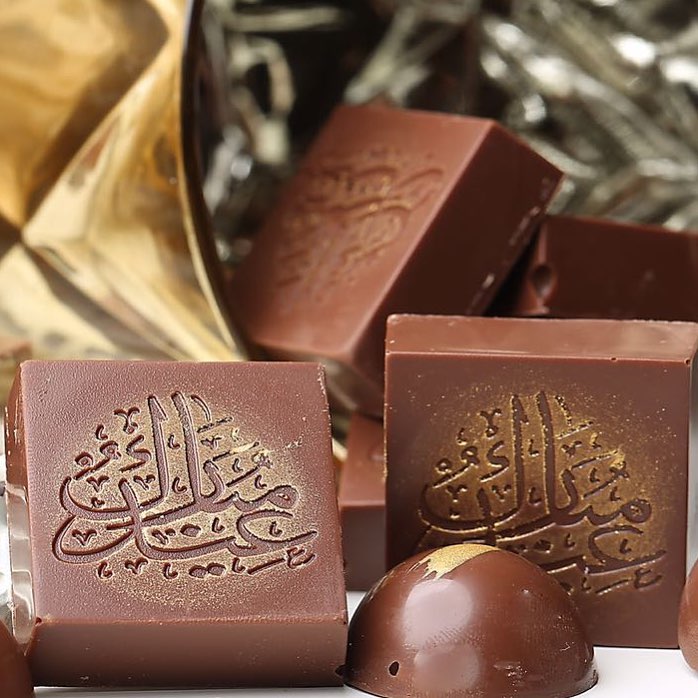 . بوكسات شكولاته العيد ✨
#هدايا #عيد_الفطر #١٤٣٩
. .
معايده أنيقة لأحبابـك ،
✨
الآن بوكسات الشكولاته متوفره بكميات محدوده في :
قرطاسيه ومركز مريم @maryam.stationery.
محل فيول @fuel_snacks .
محل سكره @sukkara.sweet .
فروع محل فرن الحلوى @the_sweet_oven
محل أمنيات صغيره @little_wishes.sa .
.
. بسعر ١٣٠ريال فقط ✨