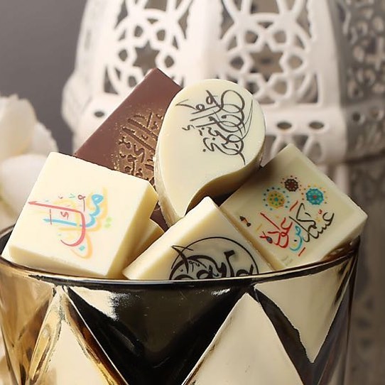 شكولاته فاخره بعبارات معايده . وبتصميم أنيق ومفرح . . .
،
✨
.
نستخدم أفخر انواع الشكولاته البلجيكيه ✨ والمصنعه بمعايير عالميه ❤️✅