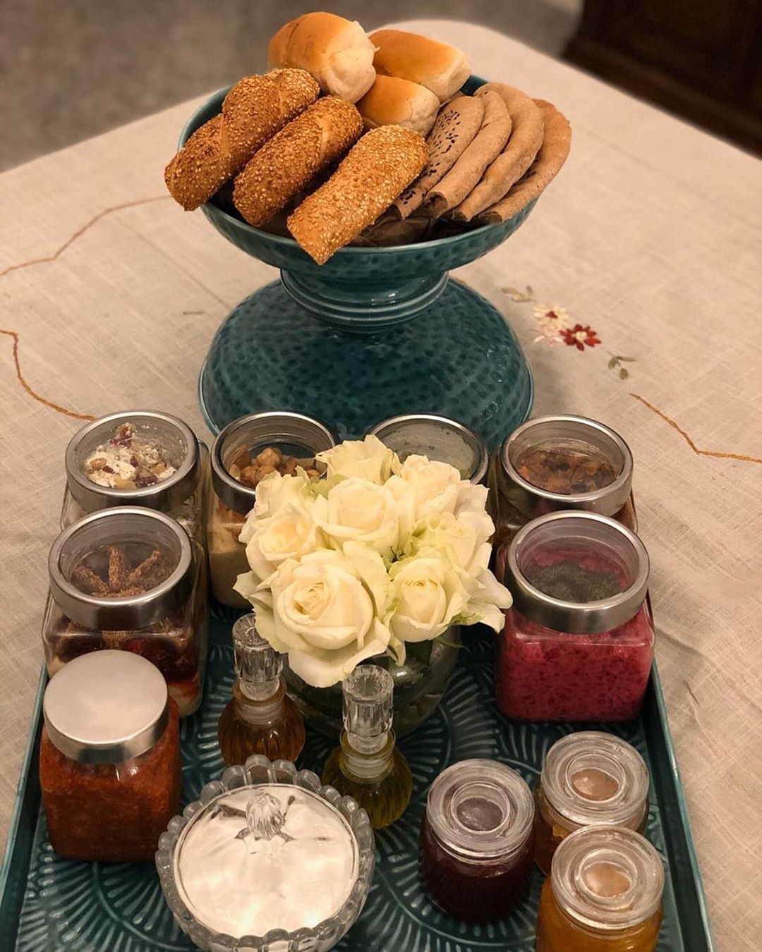 فطور العيد (صغير تكفي ٤-٦ أشخاص) ٤٢٠ ريال تحتوي السلة على - قشطة و عسل و مربى
- خلطة مميزة من الحلاوة الطحينية و مربى الورد و السمسمية
- جبنة حلوم بالزعتر البري و زيت الزيتون
- جبنة بيضاء بالجوز و الرمان و النعناع
- لبنة مع خلطة الزعتر و دبس الرمان المميزة
- زيتون - سلطة المقدوس
- دبيازة اوراق الريحان
- اختيارك واحد من (حمص بالأعشاب - حمص بالبندق - حمص بنجر)
- زيت زيتون و مخلل فلفل اوراق الريحان
- سلة خبز و كرواسون مثلج ( يتم خبزها بالفرن لمدة ١٠ دقائق بدرجة حرارة ٤٠٠ فهرنهايت)