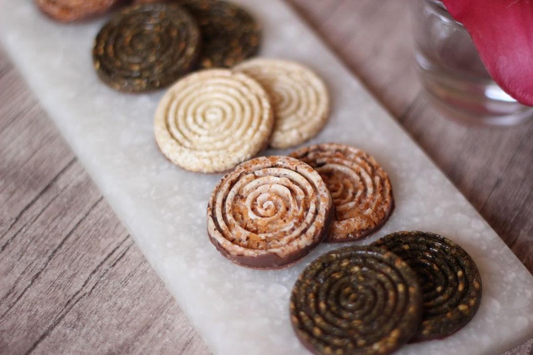 -
اقراص الشوكولاته بالسمسم، جوز الهند المحمص، والزعتر - Chocolate discs with sesame, Roasted coconut, and thyme