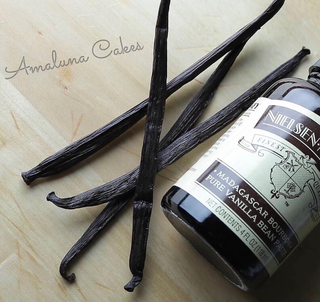 We use this Madagascar Bourbon Pure Vanilla Bean Paste in all our cakes ✨ You can even see the small vanilla seeds !
@nielsenmassey vanilla is certified as All natural, Kosher, Allergen free, Gluten free, and GMO free . Photo by the amazing @saycheesephotographysa #vanilla #highquality #naturalingredients #goodforyou #baking #cake #cakestagram #vanillacake #madagascar #healthyriyadh #riyadh #jeddah #dubai #amalunacakes #nielsenmasseyvanilla #nielsenmassey