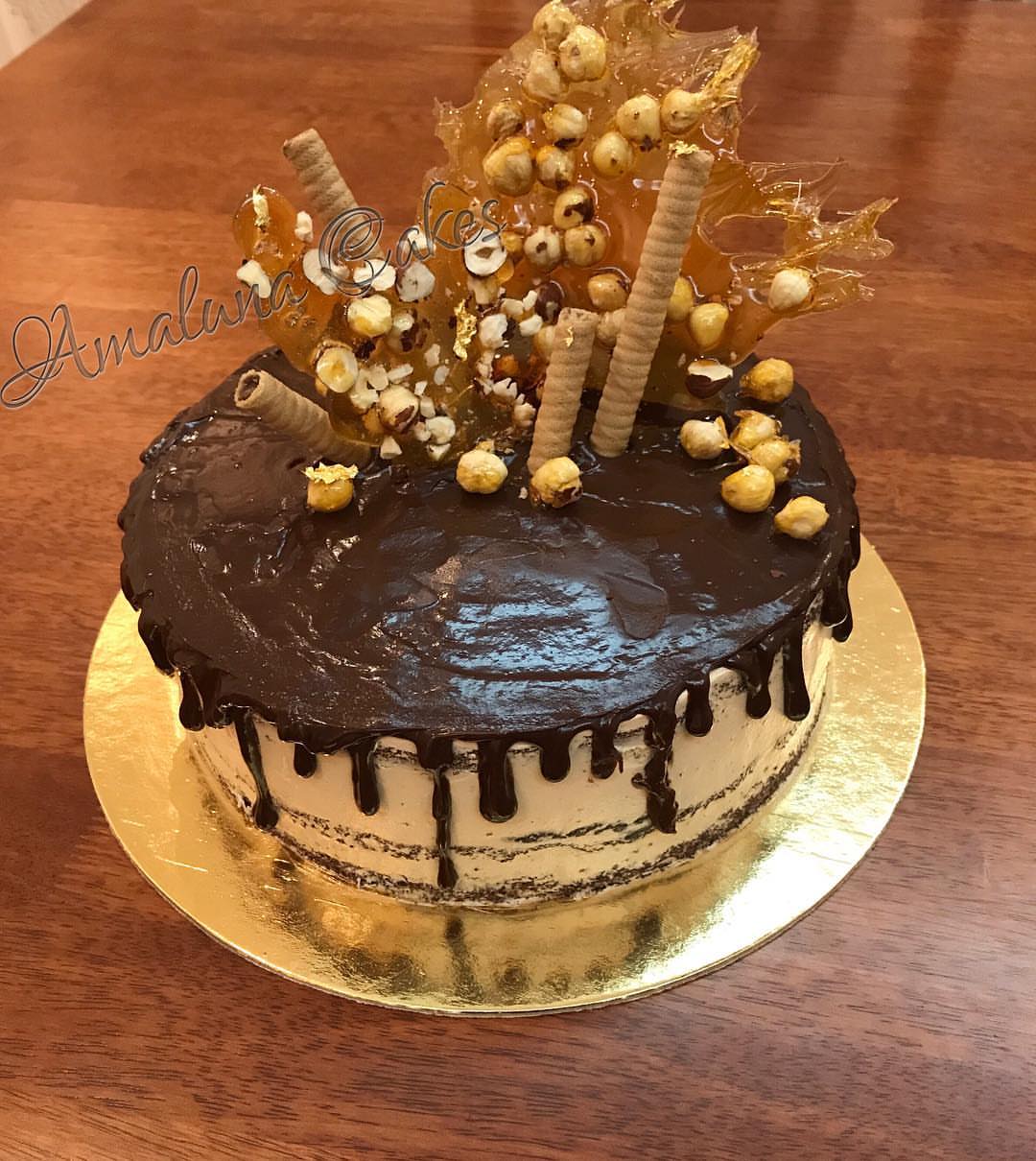 Classic Chocolate Hazel Cake ✨
Rich "low sugar" chocolate cake with natural roasted hazelnut frosting, and dark chocolate ganache
كيكة كلاسيكية، بندق وشوكولاتة . كيكة الشوكولاتة الغنية "قليلة السكر" مع كريمة البندق المحمّص الطبيعية وجاناش الشوكولاتة الداكنة
#cakestagram #cakes #loveyourself #chocolate #hazelnut #nonutella #yum #darkchocolate #organic #natural #healthyeating #riyadh #saudiarabia #lowsugar #كيكة #شوكولاتة #عضوي #بندق #الرياض #جدة