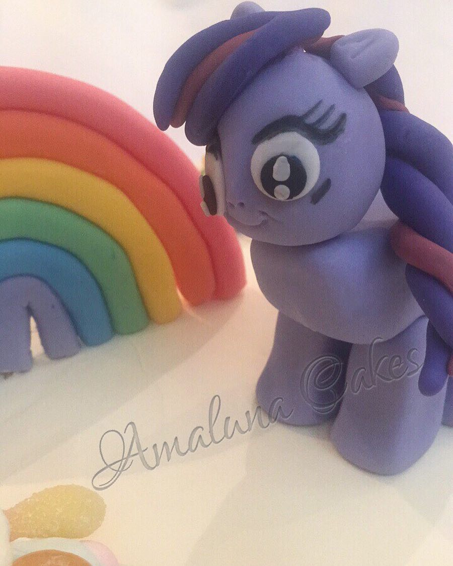 A closer shot to show off the mascara صورة قريبة عشان الرموش #mylittlepony #birthday #birthdaycake #fromscratch #cakeart #cakestagram #cakedecorating #twilightsparkle #rainbow