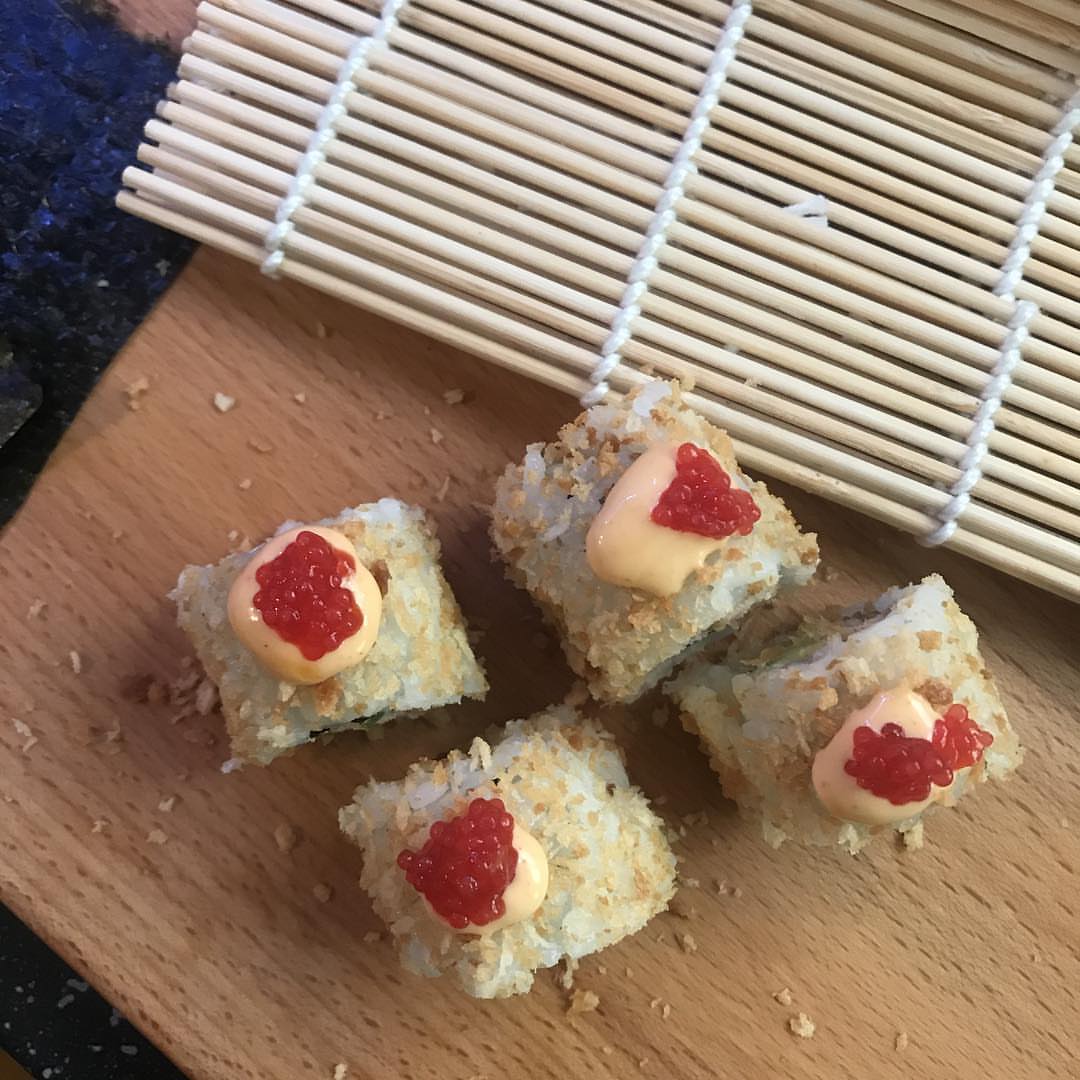 -
Crunchy salmon
سلمون مقلي و جبنة فيلادلفيا بصل اخضر ومن الخارج ارز و تيمبورا فلكس و مايو صوص وكافيار .
.
.
#sushibite #sushijeddah #sushi #سوشي #سوشي_جدة #سوشي_تايم #سالمون #makilicious #salmon #london #dubi