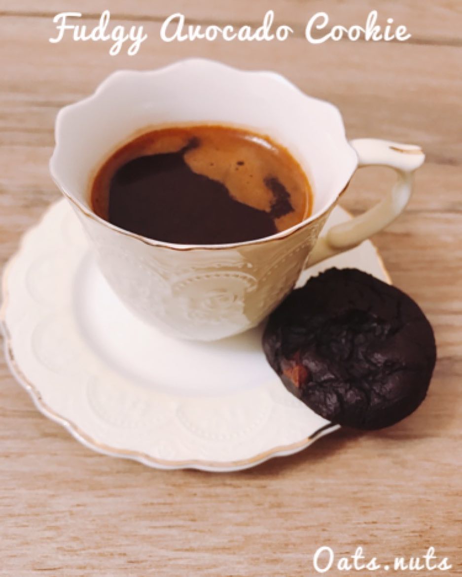 For the dark chocolate flavour lovers. The fudgy avocado cookie is a must as a healthy snack with your coffee كوكيز الأڤوكادو الشهي ،لمحبي الشوكولاته الغامقة