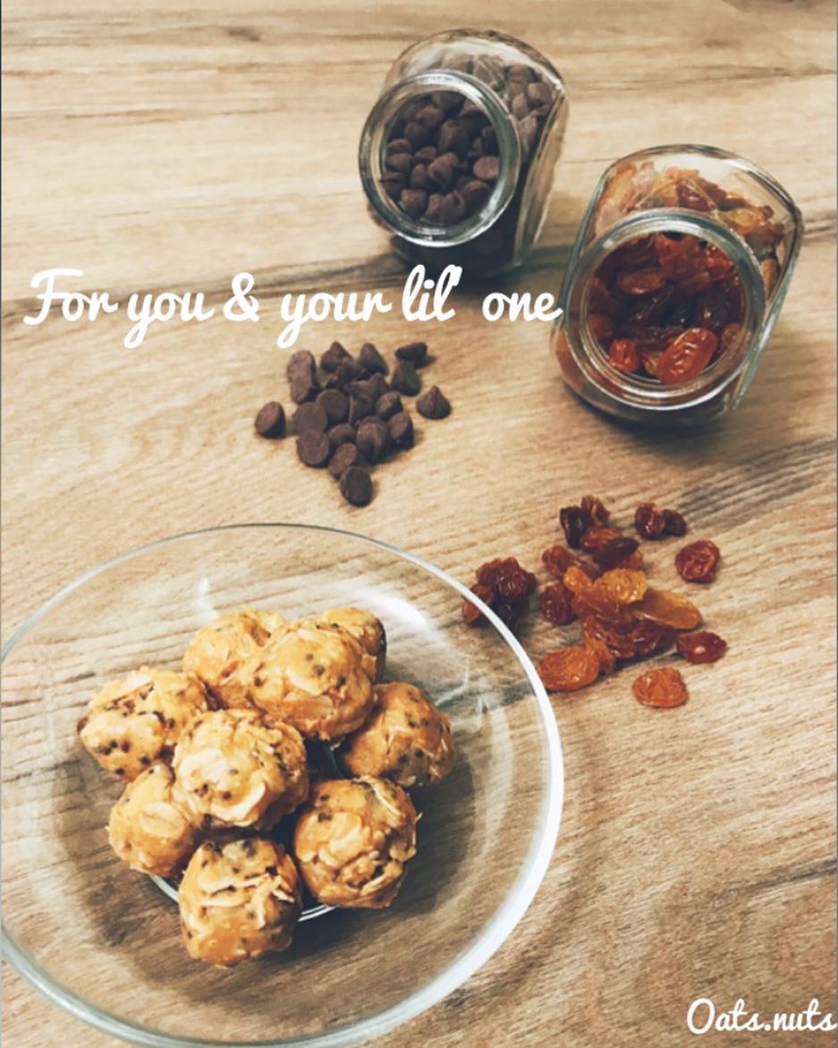 Dark chocolate nibs for you , Raisins for your little ones
شوكولاته غامقة لك، و الزبيب المجفف لصغارك