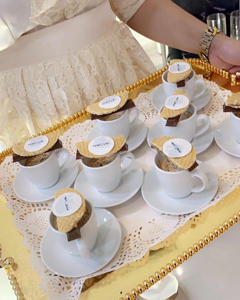 طريقه جميله لاستخدام لوقو الكابتشينو#كابتشينو#لوقو#كوين#كيك#حلى#سويت#فناتك#افكار #الجبيل#الشرقيه