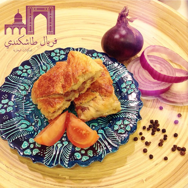 عيش باللحم والبصل والطماطم.. Savory pastry with meat, tomato and onion.. #Uzbek #uzbekfood #bukhari #bukharifood #tashkent #kitchen #cuisine #homemade #pastries #بخاري #اكل_بخاري #فريال_طاشكندي #مطبخ #معجنات #مفرزة
