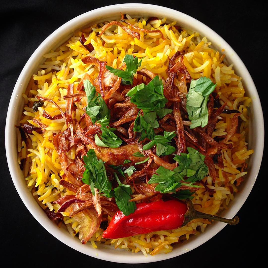 #برياني دجاج بتتبيله خاصه مع البصل المقلي من اطباقنا المميزة
#كبسه #مقلوبه #برياني_دجاج #riyadhfood