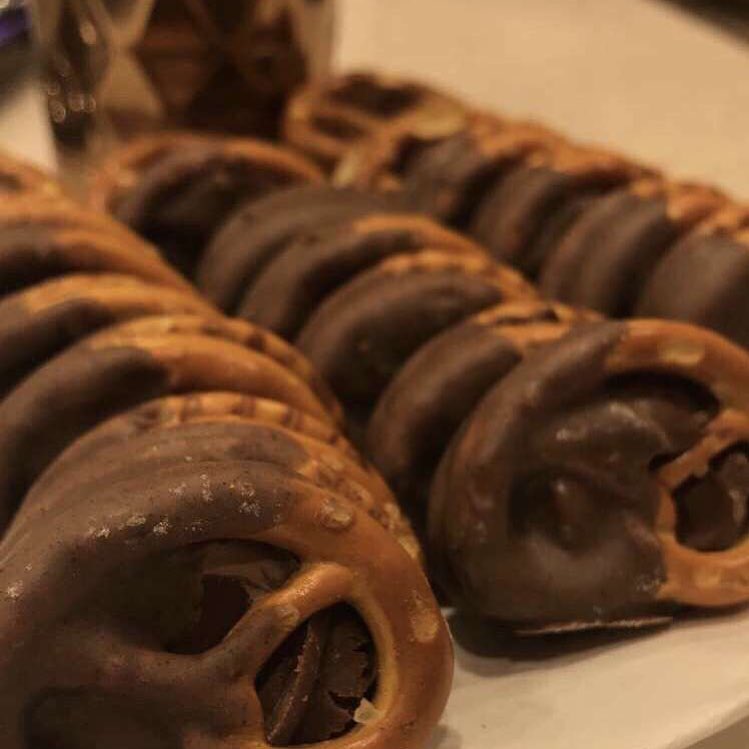 Chocolate pretzels تشوكليت بريتزل #شوكلت #الرياض #كرامل #قهوه #جمعة_اهل #قهوة_أمي