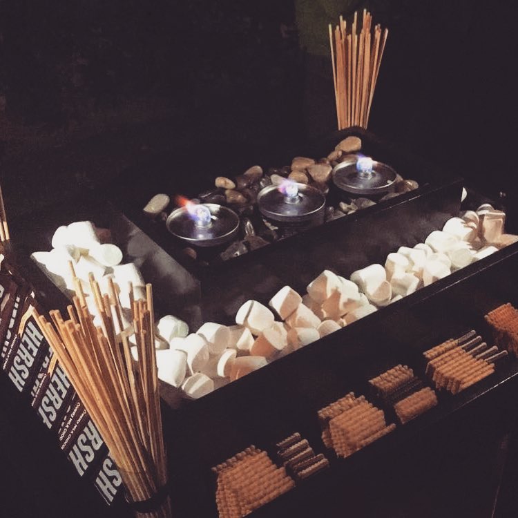 How cute is this S'mores bar table Prefect for winter nights ❄️ عربة السمورز مثالية ليالي الشتا الكمية راهية ، راح تحبونها لجمعاتكم