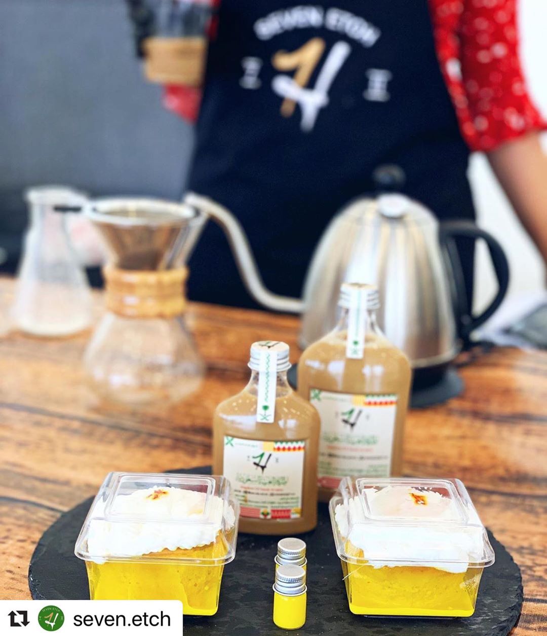 #Repost @seven.etch with @make_repost
・・・
شوفوا مييين معانا اليوم! وفرنا لكم كيكة الزعفران من @cinaboon_ الكميه محدوده #جامعة_الاصالة شكراًاً @seven.etch يعطيكم العافيه وبالعافيه على زباين #جامعة_الاصالة @alasalaedu