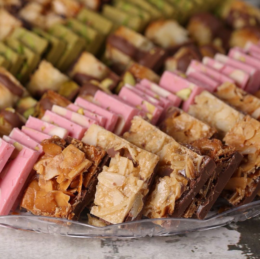 متوفر غدا تشوكلت بار مشكل الكيلوا 150 ريال للحجز التواصل واتس اب 055441261. #كيك#تارت#توت#تمر#تشيزكيك#كيكةعسل#فستق#جوز هند#الرياض