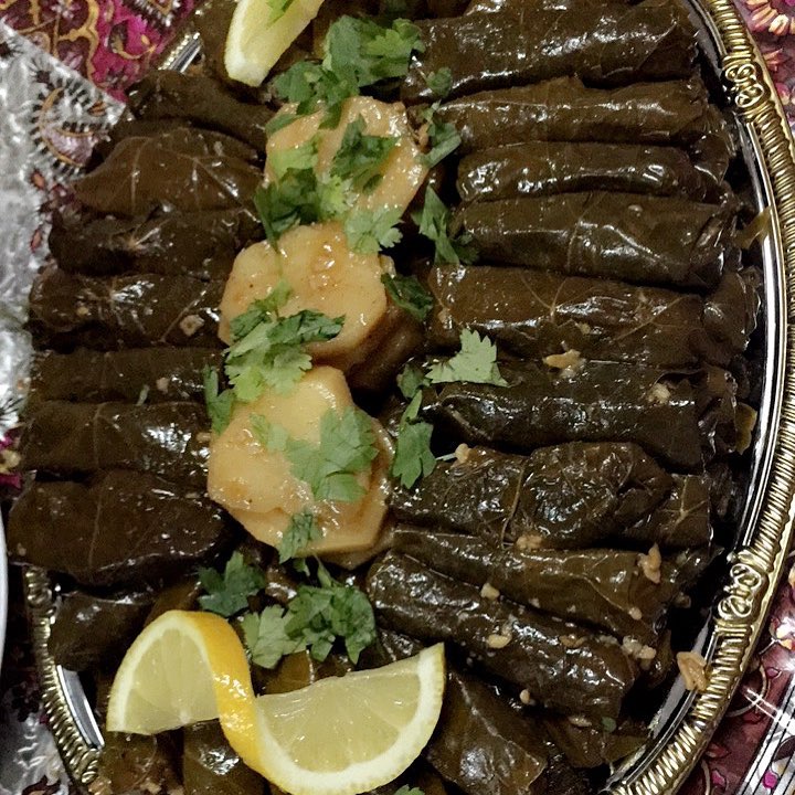 للطلب قبلها بيوم .. يوجد خدمة توصيل مع مندوب والاسعار عند المندوب