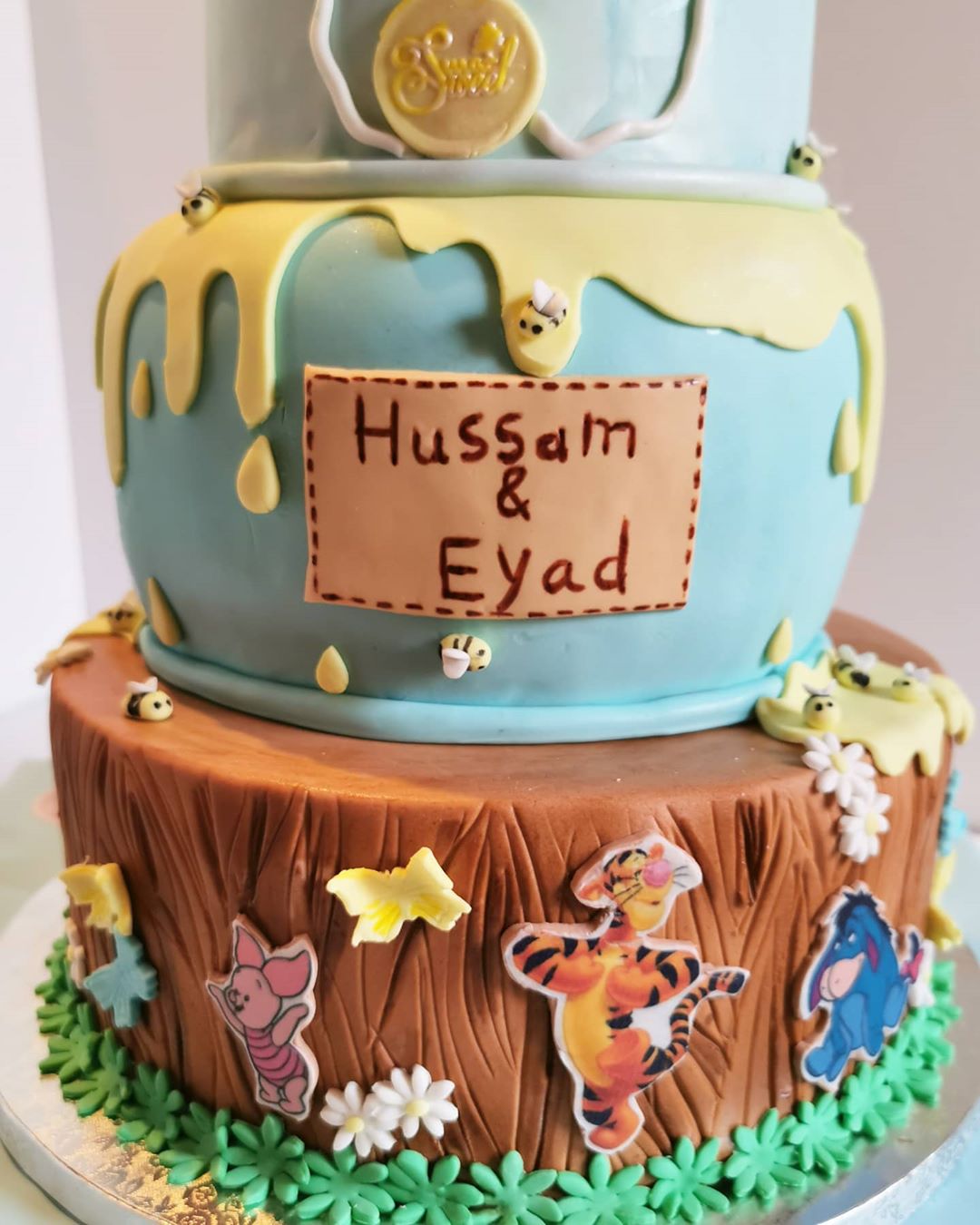 استخدمت اكثر من تقنيه في الثلاث طبقات..تخشيب وطباعه ورش الوان ونحت للكيك.. ♥️♥️♥️♥️