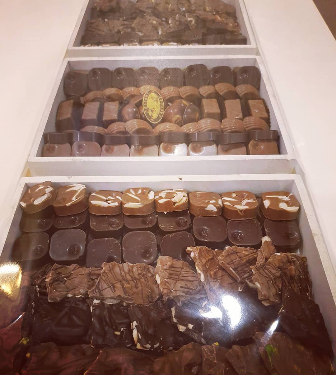 شوكولاته مشكله لمناسباتكم السعيدة ..
.
.
.
#chocolate #delight #factory #alhasa #hofuf #dark_chocolate #milk_chocolate