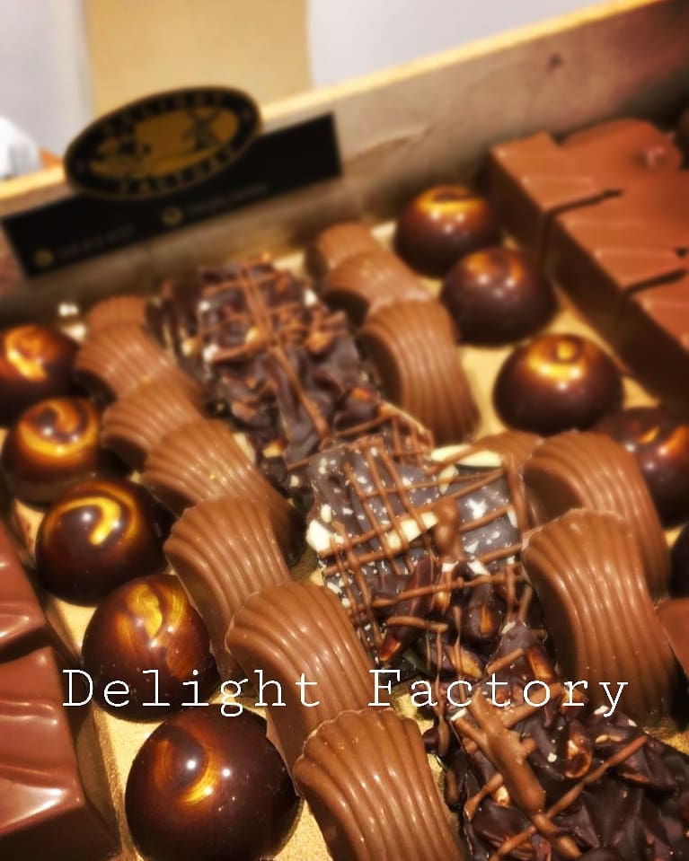 صينية شوكولاتة متنوعه ♥
.
.
-حشوة الكرانشي كريب
.
-حشوة السولتد كاراميل
.
-شوكولاتة دوائر بنكهة الكابتشينو
.
-شوكولاتة شرائح مع اختياركم من المكسرات