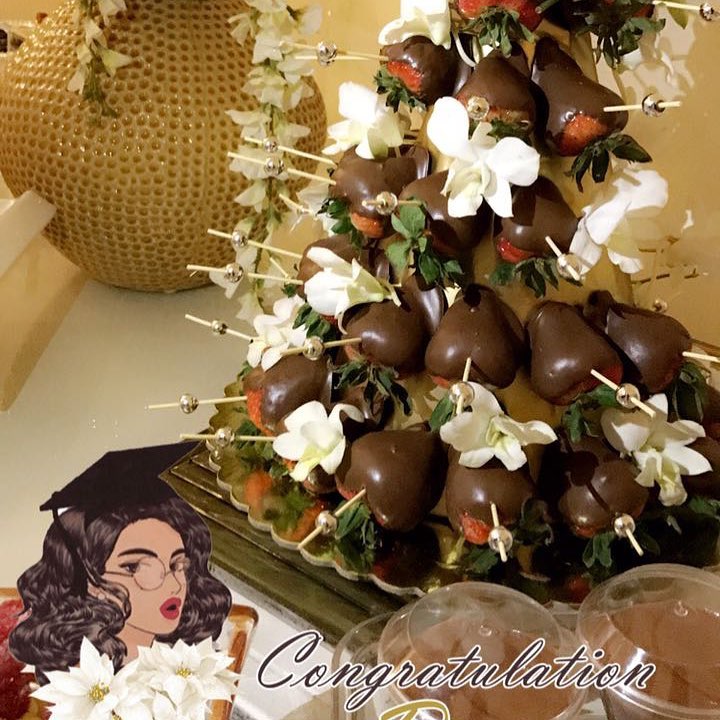 أنعِم بتين طاب طعماً، واكتسى
حُسناً، وقاربَ منظراً من مَخبرِ
في بَرد ثلج، في نَقا تبر، وفي
ريح العبير، وطيب طعم السُكرِ
يحكي إذا ما صفّ في أطباقه
خِيماً، ضُرِبْنَ من الحرير الأحمرِ