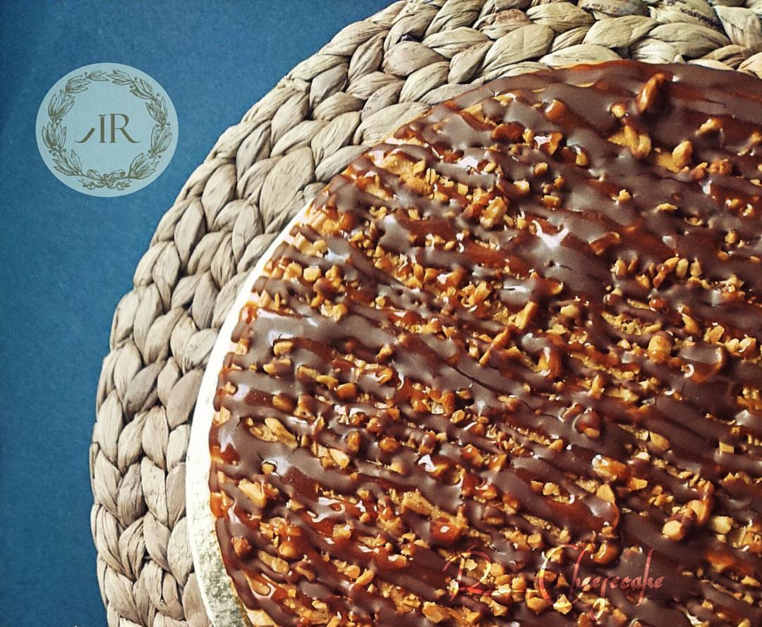 رائعة هي.. براوني تشيزكيك من #آر_تشيزكيك، لذتها تضاهي جمالها. اطلبها الآن لتستمتع بطعم الشوكولا الساحر الممزوج مع نكهة الكراميل وزبدة الفول السوداني الناعمة، نكهة من الأحلام..