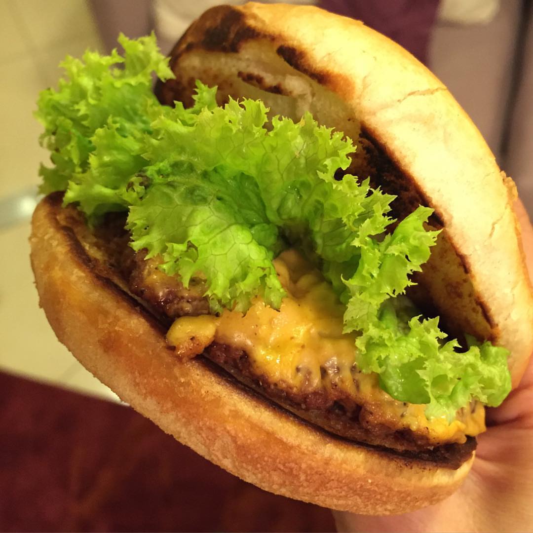 كيف استعداداتكم للعيد ❤️؟ خلصتو ولا باقي .. اكيد ناقصكم عشاء او غداء #ميمي_شاك #برقر #burger #dammam #khubar #food #رمضان #سحور #غداء #عشاء #فطور
