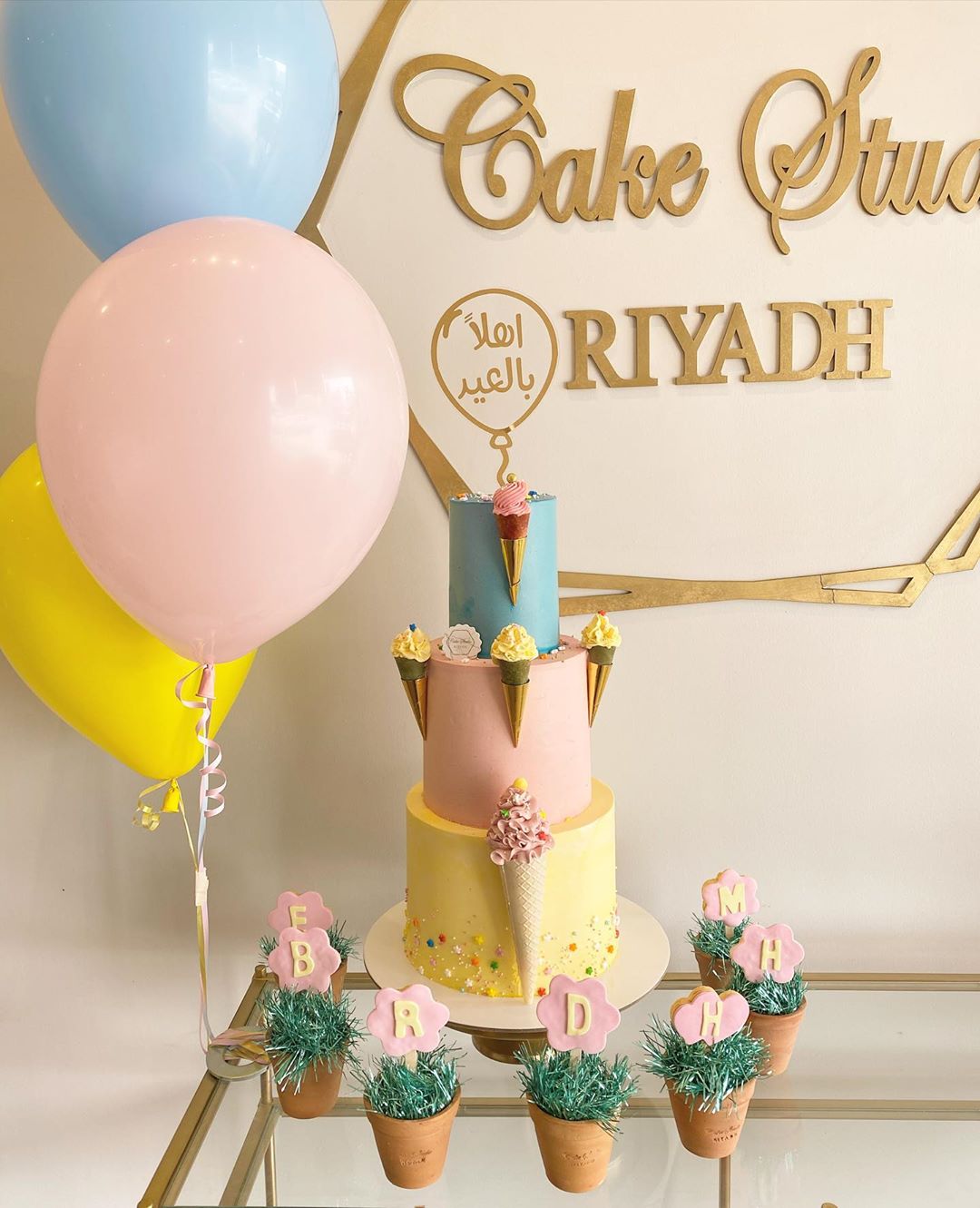 صحيح العيد مارح يكون فيه جمعة أهل وقرايب لكن ضروري كل بيت يحتفل بالعيد ويفرح الاطفال ولاتنسون الصور الجميلة اللي رح تبقى ذكريات طول العمر مجموعة العيد من كيك ستديو يمكنكم اختيار اللون والحجم المناسب لكم ونسعد باستقبال طلباتكم ابتداءً من اليوم #كيك_ستديو #عيديات #عيدكم_مبارك #كل_عام_وانتم_بخير #cakestudiosa