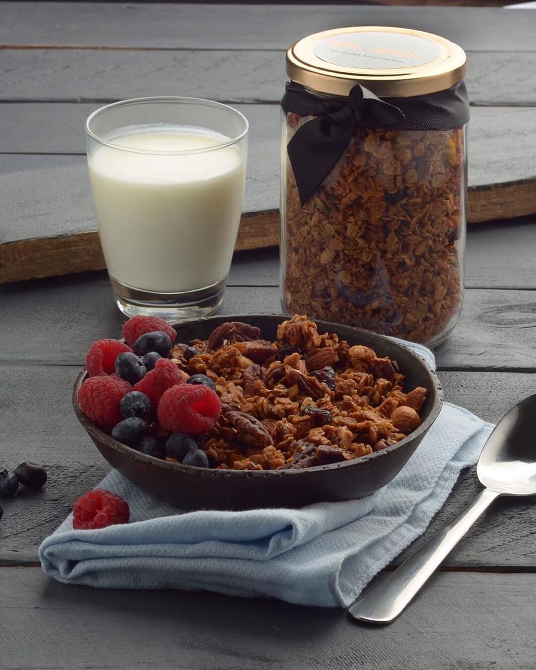 جرانولا لفطور العيد!
Granola for Eid breakfast!
جرانولاتنا بالعسل (خالية من السكر)
Our granola is made with honey (no added sugar)