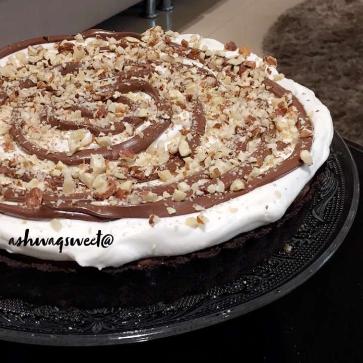 باي شوكليت
للقاعده :
اوريو مطحون + زبده
المقادير :
١/٢ لوح شوكلت بالحليب مذوب
٢٠٠ جرام فلادلفيا
١/٤ كوب سكر
كوب نوتيلا
بيضه - فانيلا
الطريقه :
يرص البسكوت في صينيه التارت
ونخلط المقادير السابقه مع بعض ثم
تصب على طبقه البسكوت وتدخل الفرن
الين تجمد حوافه والوسط يهز شوي ثم
نقفل الفرن ونتركها لين تبرد بعدين ندخلها
الثلاجه تبرد تماما ثم نخفق كوب كريمه
خفق و ٣ ملاعق سكر لين نوصل مرحله
منقار الطير ونصبها فوق الطبقه السابقه
ونخطط بالنوتيلا ونرشه بالبندق المبشور
وبالعافيه Snap:ashwaqsweet