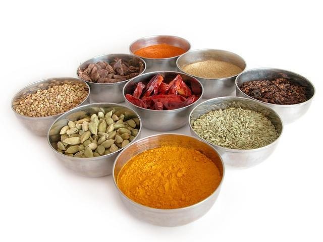 طرق غش #البهارات
الكمون
يغش بالحنه الحمراء ويضاف الثلت والثلثين بمعني ثلث كمون وثلثين حنه حمراء
افضل انواع الكمون هى البلدى المصري رغم شدة اتساخه وصغر حجم حبته الا انه له نكهه طيبه جدا وسهل الطحن ومذاقه جيد جدا
واسوء الانواع السورى رغم نظافته الشديدة ورغم كبر حجم الحبه
الفلفل الاسود
يغش للاسف بشىء يسمى الحجر الاسود وهو يستخدم فى صناعه الحنه البغداى والهندى السوداء وهو للاسف حجر سام ويسبب السرطان وتقيحات الجلد والفشل الكلوى والكبدى .
لو وجدتى الفلفل الاسود المطحون شديد السواد فلا تشتريه لانه للاسف مخلوط ومن نوع ردىء ، فالفلفل لونه الطبيعى مائل للرمادى .
افضل انواع الفلفل الاسود هو السنغافورى والهندى واسوءهم هو الباكستانى والايرانى .
ان كنتى ستشترى الفلفل الاسود حب فاكسرى الحبه ، فان كان لونها من الداخل ابيض فهو نوع جيد ، وان كان داخلها شديد السواد او فارغ فهو للاسف نوع ردىء من الفلفل .
يغش ايضا الفلفل الحب باضافه الكسبره الحب المصبوغه ، جوال على جوالين ولكن الفترة الاخيرة اصبحت هذه الفكرة مكلفه للعطارين لان الكسبرة زاد تمنها !!
