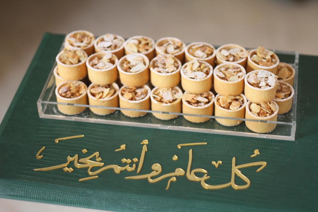 كل عام وانتم بخير ✨ .
.
يتوفر صياني جلد مزينة بعبارة ذهبية
*كل عام وانتم بخير* .
.
الصينية مع الحلا 350 ريال