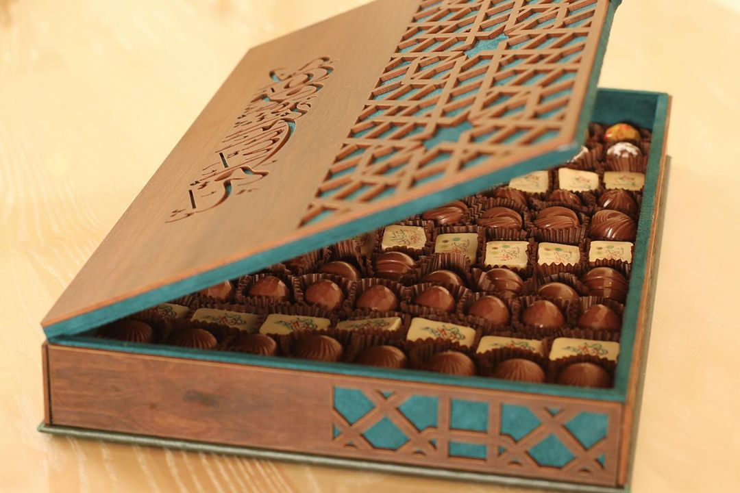 صندوق خشب فاخر مع قماش قطيفة لون زيتي مكتوب عليها " كل عام وأنتم إلى الله أقرب".
.
باقي ٤ صناديق
