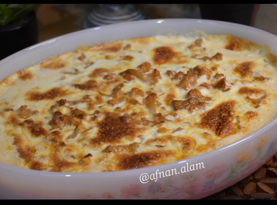 زهرة بالفرن باللحمة المفرومة
مناسبة للكيتو دايت @afnan.alam
اولا: زهرة متوسطة مقطعه الى شجيرات صغيره مغسله ومنظفة انظفها بالعاده بموية حارة وخل نشوحها في صاج مع نص اصباع زبدة مع ملح وبودرة ثوم وبابريكا عادية وممكن تضيفي بابريكا مدخنه حسب رغبتك وشوية موية ونتركها تستوي وتنشف مويتها
ثانيا : نجهز عصاج لحمة مفرومة والبهارات اللي اضفتها ملح وفلفل اسود فقط
ثالثا : نجهز خليط الكريمة لكل كوب كريمة م/ك مايونيز+ م/ك جبنة سائلة @afnan.alam
رابعا: في صينية نضع نصف مقدار الزهرة ثم نضع طبقة من اللحم المفرومة ثم نضع فوقه ماتبقى من الزهرة ومن ثم نصب خليط الكريمة وندخله الفرن فوق تحت سوا يصير يتحمر من فوق ويبقبق من تحت وبالعافيه @afnan.alam