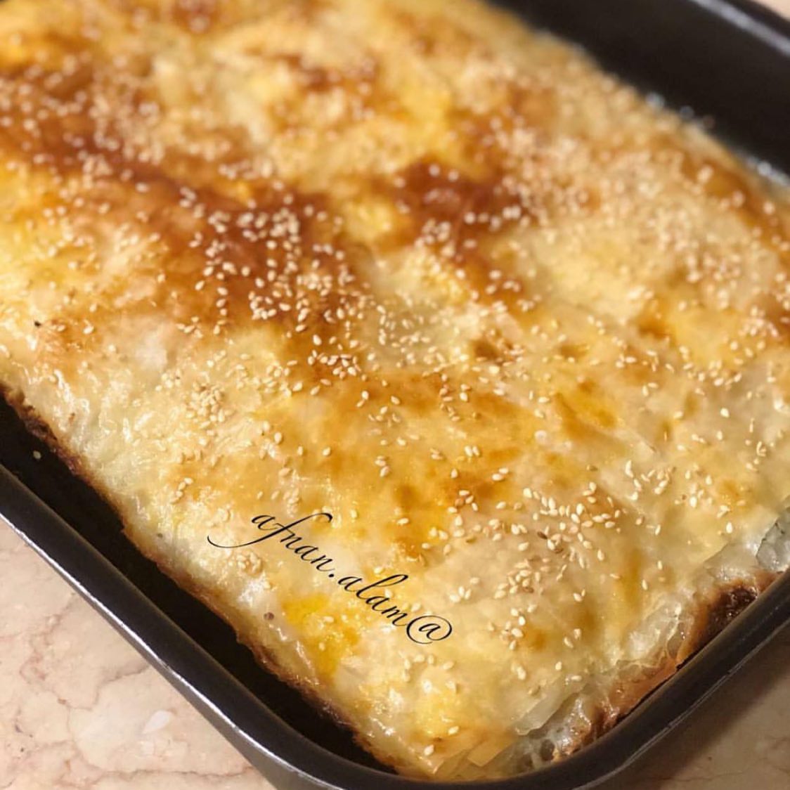 بوريك تركي بالجبنة
علبة عجينة جلاش جاهزة
نص كيلو جبنة بيضاءهنغاري مبشورة او اي نوع
٢ م/ك نعناع مجفف@afnan.alam
في زبديه نص كوب لبن + نص كوب زيت + رشة ملح
صفار بيضة لدهن الوجه
شوية سمسم للزينه
الطريقه@afnan.alam
-في صينيه مدهونة بشوية زيت اضع اثنين من الرقاق ثم بالملعقه اضيف من خليط اللبن وادهنه بالفرشة ثم اوزع الجبنة كمية قليله بشكل عشوائي@afnan.alam
-ثم اضع واحد من الرقاق وادهن خليط اللبن واوزع الجبنة بنفس الكمية القليله ثم اضع واحد من الرقاق فوقه واكرر نفس الخطوات@afnan.alam
-اخر طبقة ادهنها صفار بيض وارش سمسم -ادخلها الفرن على درجة حرارة ٢٠٠ ( فرني غاز )
احمرها اولاً من تحت ثم احمرها من فوق
وبعد تتحمر اتركها ترتاح شوية لمدة ٦-٧ دقائق ثم اقطعها مربعات وبالعافيه@afnan.alam
#افنان_العالم_وصفات