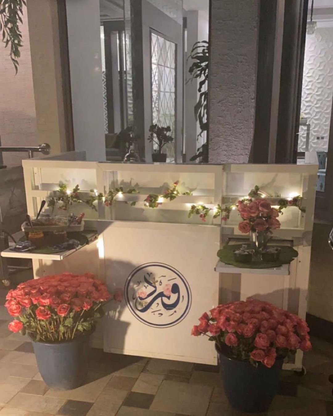 حديقة الورد قد طابت لجانيها ورق بالطبع قاصيها ودانيها
