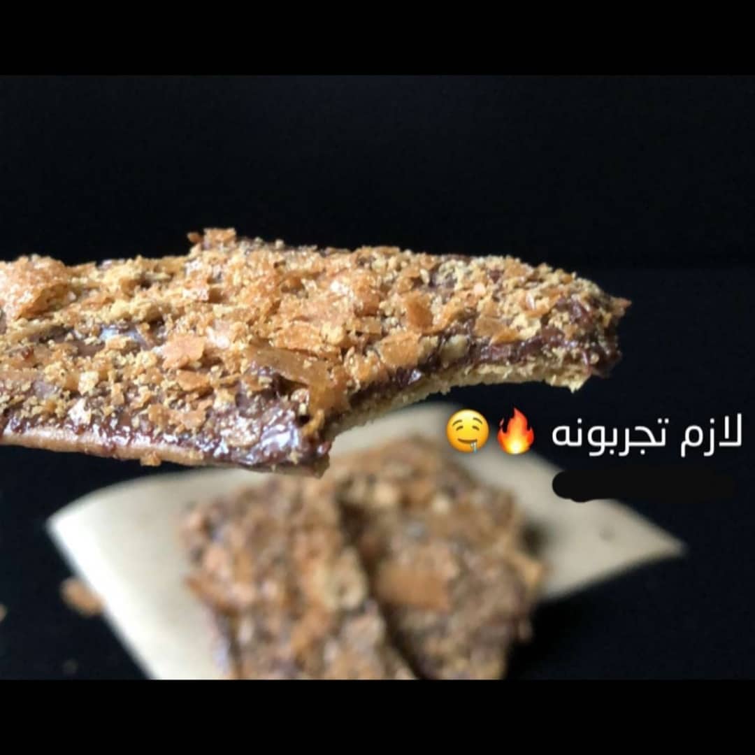 طبقة مقرمشه مغطى بالشكلاته والويفر