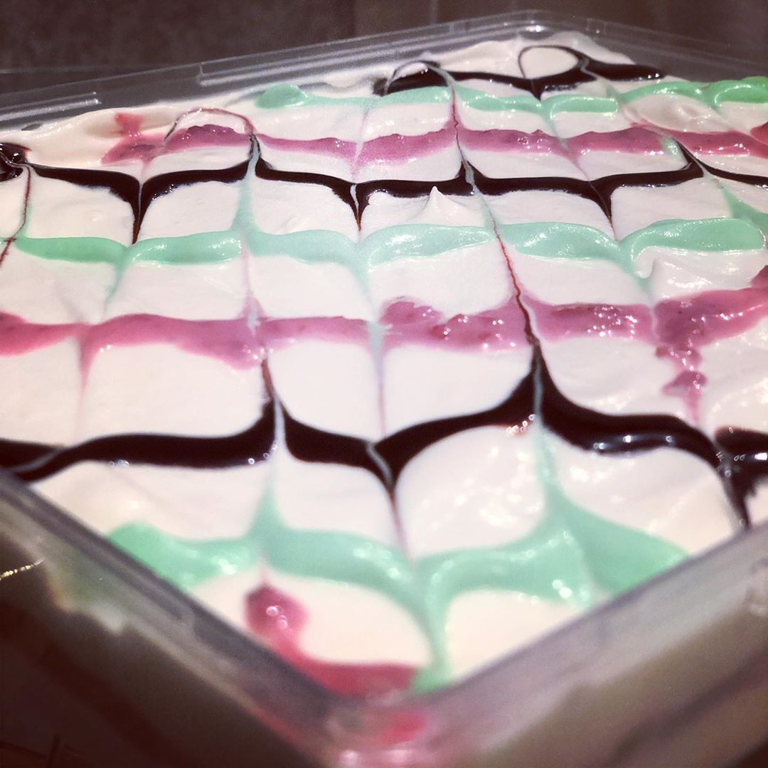 حلى الكاسات .. للطلب يرجى التواصل على الخاص او رقم التواصل .
#حلويات #الامارات #ابوظبي #eat_uae #uaefoodbloggers #uaefood #تويزنسي #tweezinci #sweet #uae #abudhabi #uaefoodlovers #abudhabifood #dxbfood #uaerestaurants #lovefood #dubaifoodblogger #abudhabifoodblogger #zomato #رمضان #ramadan #uaenationalday #اليوم_الوطني #اليوم_الوطني_الاماراتي