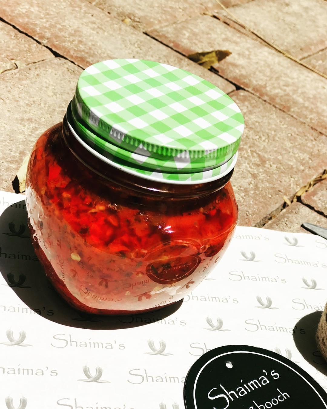 Thai Relish is a mixture of Thai/Japanese blends of fresh chillies, oils and spices. Getting in that organic sesame oil; what a taste!
المعبوچ التايلندي، خليط من الفلفل التايلندي و افضل التوابل و الزيوت التايلنديه و اليابانيه ويدخل فيه و فنهايته زيت السمسم العضوي و يعطيه نكهه جدا مميزه ولذيذه!