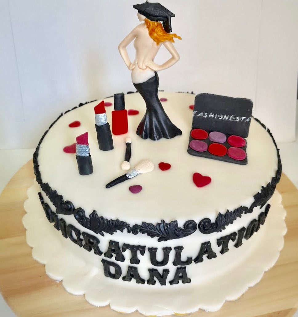 #cakes #cakedecorating #makeupcake #fondantcake #creativecakes #congratulations #congratulationcake #uaecake #ladycake #dresscake #graduationcapcake