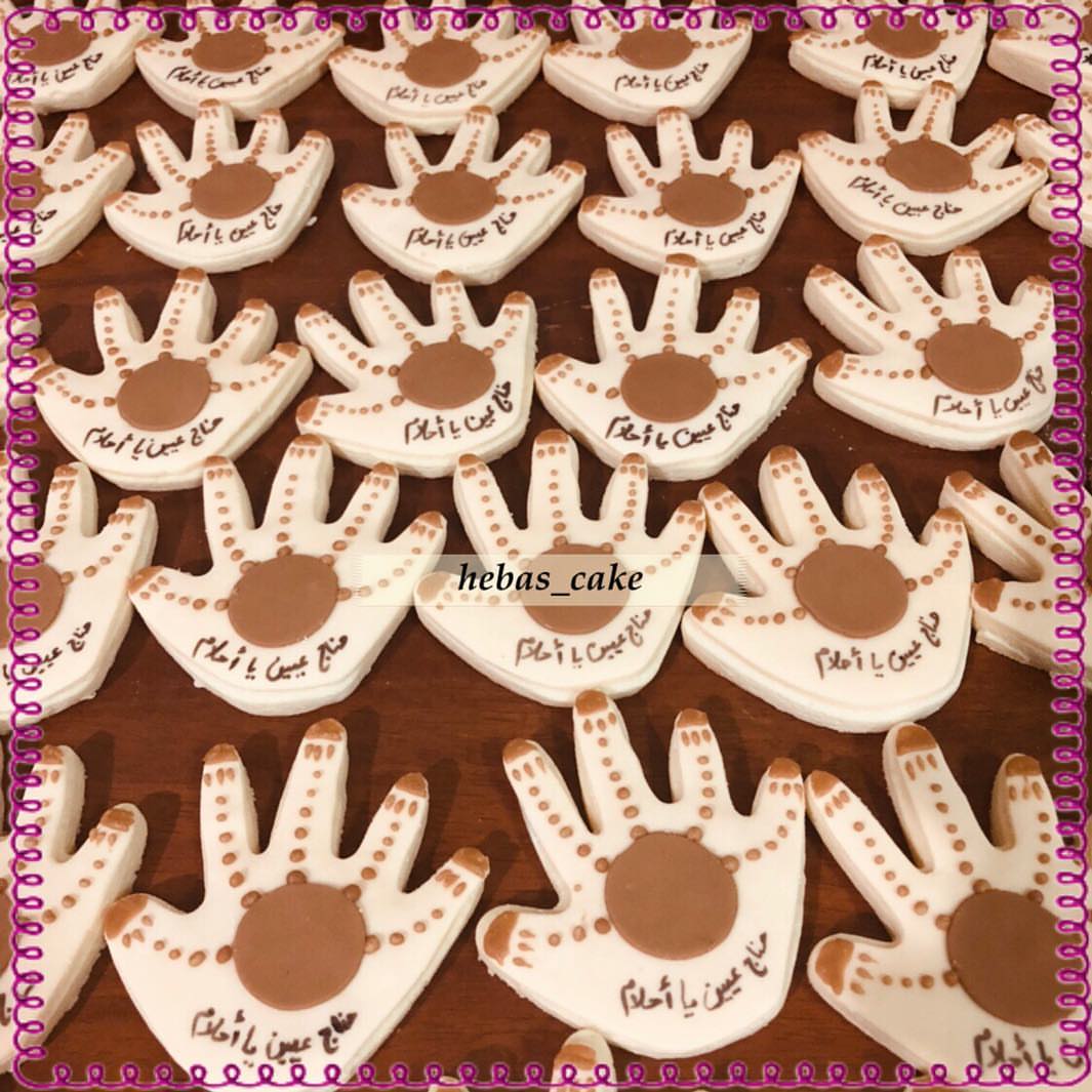 #cakes #cake #cookies #cookieswedding #weddingcookies #creative #uae #uaecakes #abudhabi #congrats #congtarulations #vantage #handcookies #hena #handpaintcookies