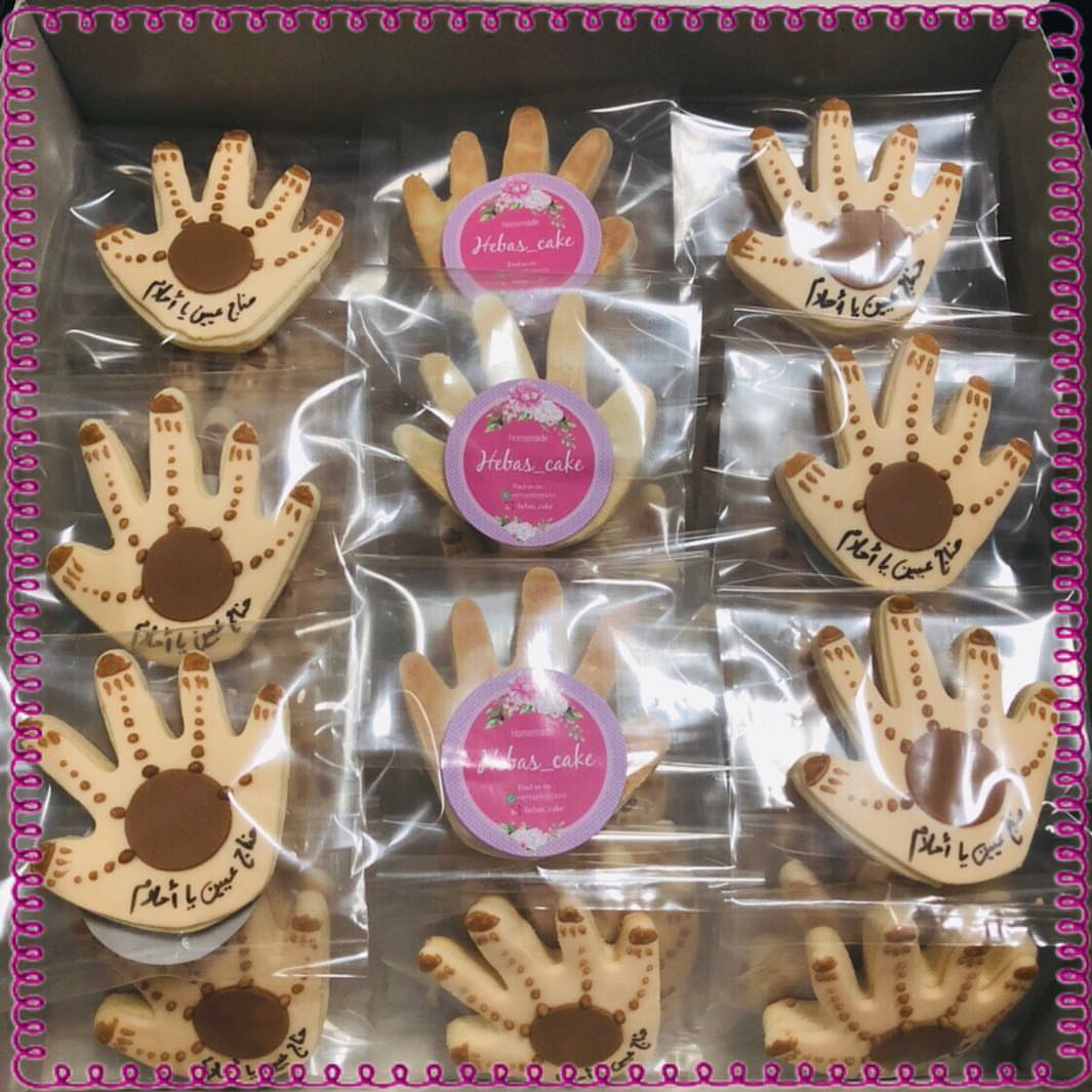 #cakes #cake #cookies #cookieswedding #weddingcookies #creative #uae #uaecakes #abudhabi #congrats #congtarulations #vantage #hena #handicedcookies #handcookies