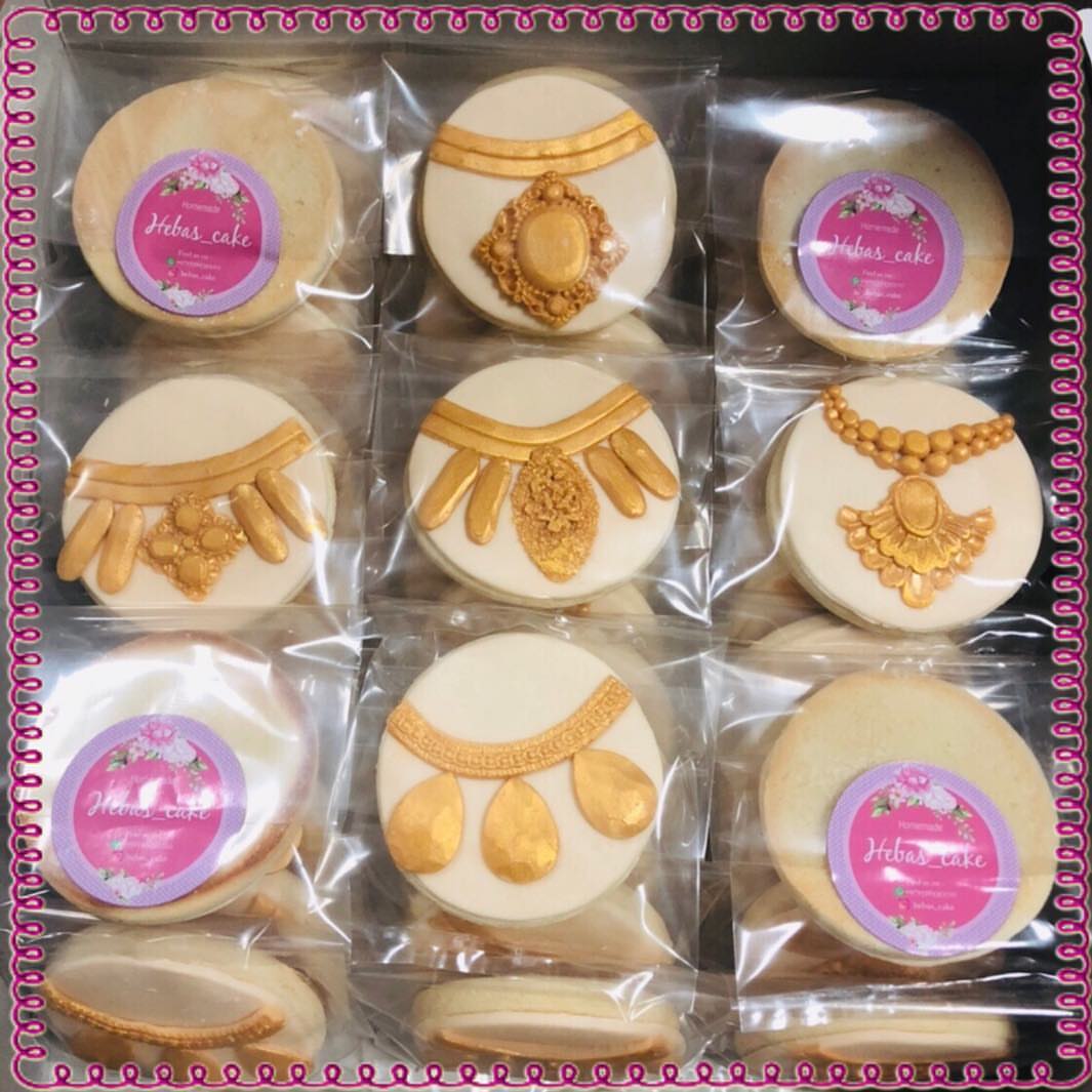 #cakes #cake #cookies #cookieswedding #weddingcookies #creative #uae #uaecakes #abudhabi #congrats #congtarulations #vantage #gold #neclesscookies #necless
