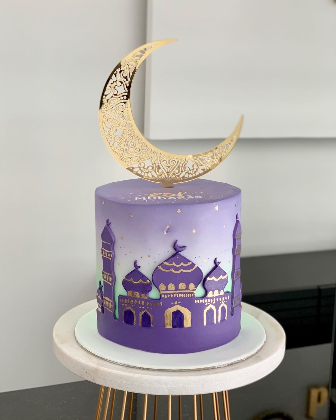 شو رايكم بكيكه العيد ؟؟ الكيكه تكفي ١٠-١٢ شخص و ممكن تختارون النكهه اللي تبونها .
- شوكليت
- فانيليا
- ماربل مع كريمه الشوكليت
- طبقات شوكليت و فانيليا (انصح فيه)
- فانيليا مع النوتيلا (بست سلر)
How gorgeous is this Eid cake ❤️ this cake serves 10-12 people and you can get it in your favourite flavour!