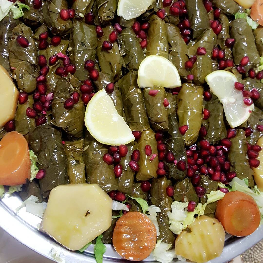 ورق عنب حامض وطري بزيت الزيتون الاصلي .. للطلب قبل بيوم على الرقم 0563180981