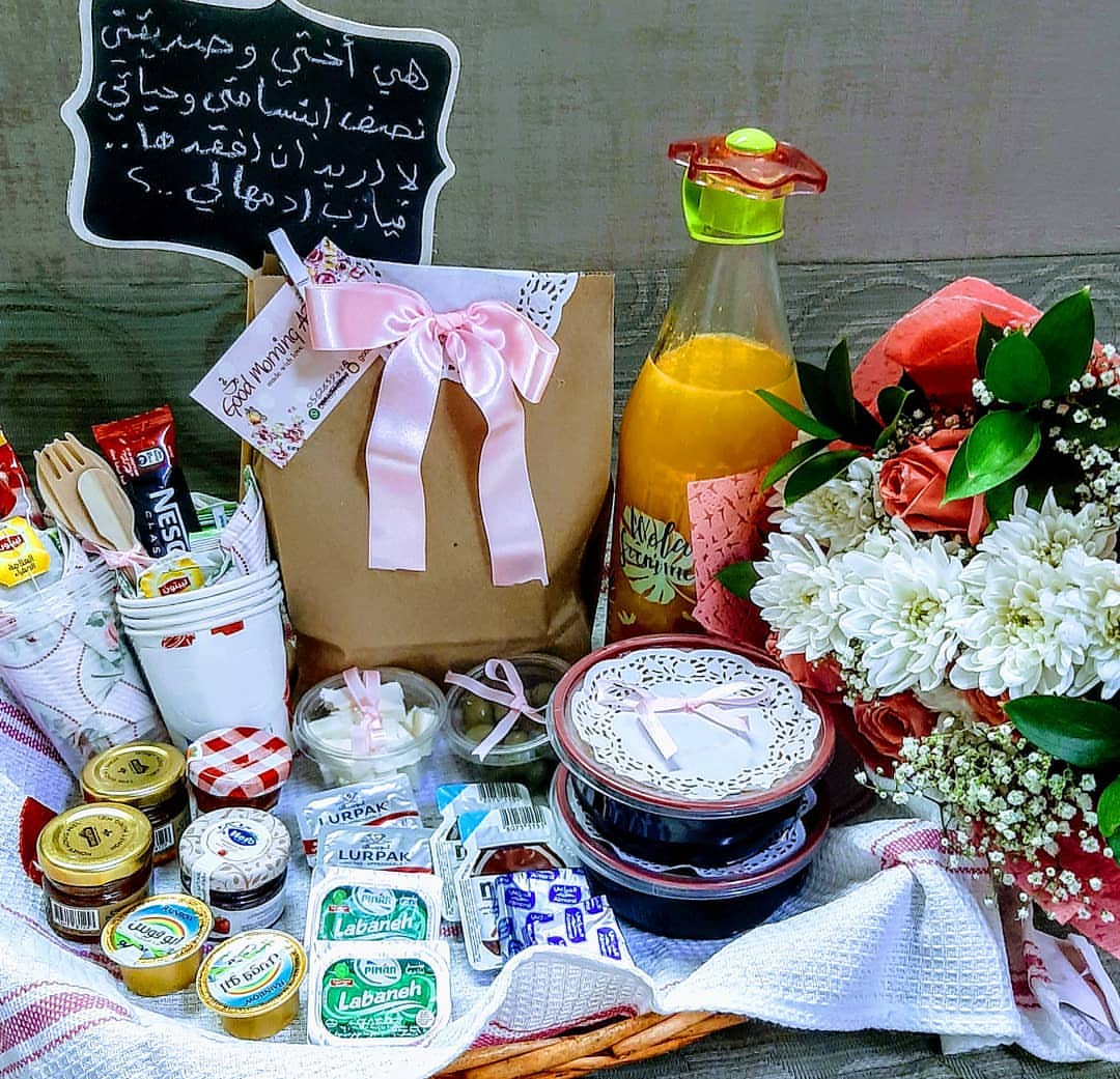 ما اجمل ان تستيقظ لتجد من يهديك سلة افطار ..ما اجمل هذا الشعور وما اروع هذا الاحساس هناك من يذكرني ويتذكرني ... انا نبضك تحط ايدك على قلبك وتلقاني
#ريوق#افطار#فطور#سلطة #سلة #سلة_فطور #سلال#فطاير #عصائر_طازجة #ورد#ورود#هدية #اهداء#بيتزا#ساندويشات #ابوظبي