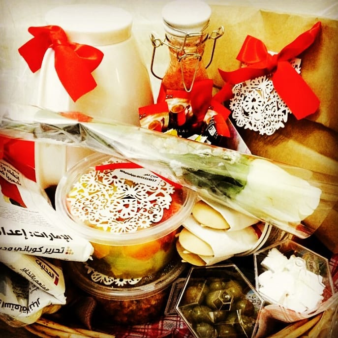 مع الحبايب جلساتنا تصير وناسه .. ووقتنا يصير احلى . ♥️♥️ ريوق #اهداء #هدية #وردة #ورود #باقة #ساندويش #فول #سلة #سلال #سمبوسه_جبن #سمبوسه #فطاير_مشكله#بيتزا #ابوظبي #سمبوسه_لحم