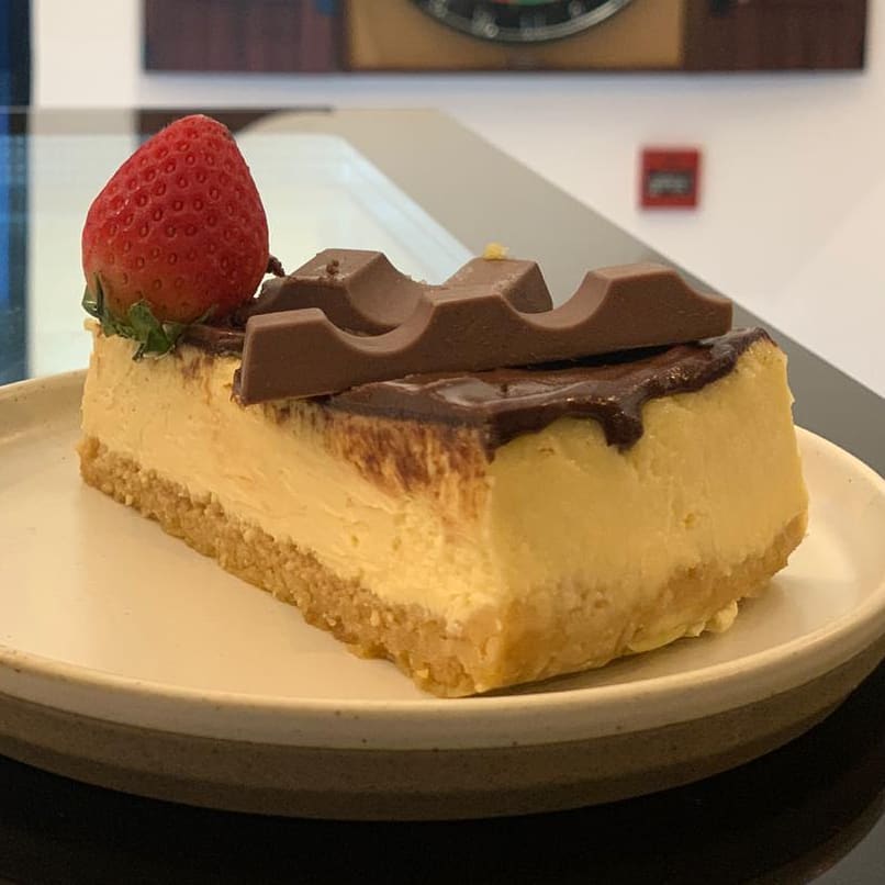 Kinder cheesecake #yummy_homemade #foodlovers #tastey #taste #food #cheesecake #abudhabi #dubai #sweets #yummy #cakes #لذيذ #تشيزكيك #تشيزكيك_اسباني #حلويات #توصيل #الامارات #كندر #نوتيلا #كيكاتي #عسل