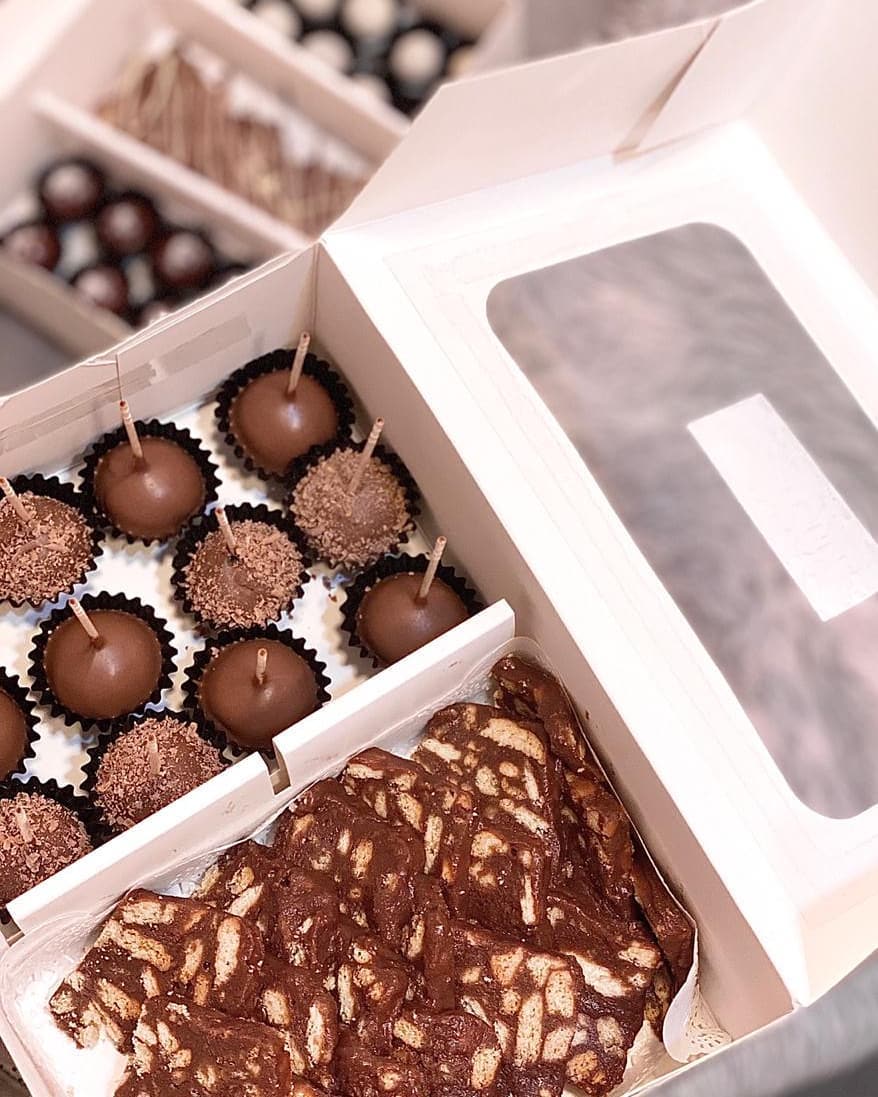 Trufles & lazy cake mix box
Lazy cake
Truffles
Large 150 aed
Medium 75 aed
Small 50aed