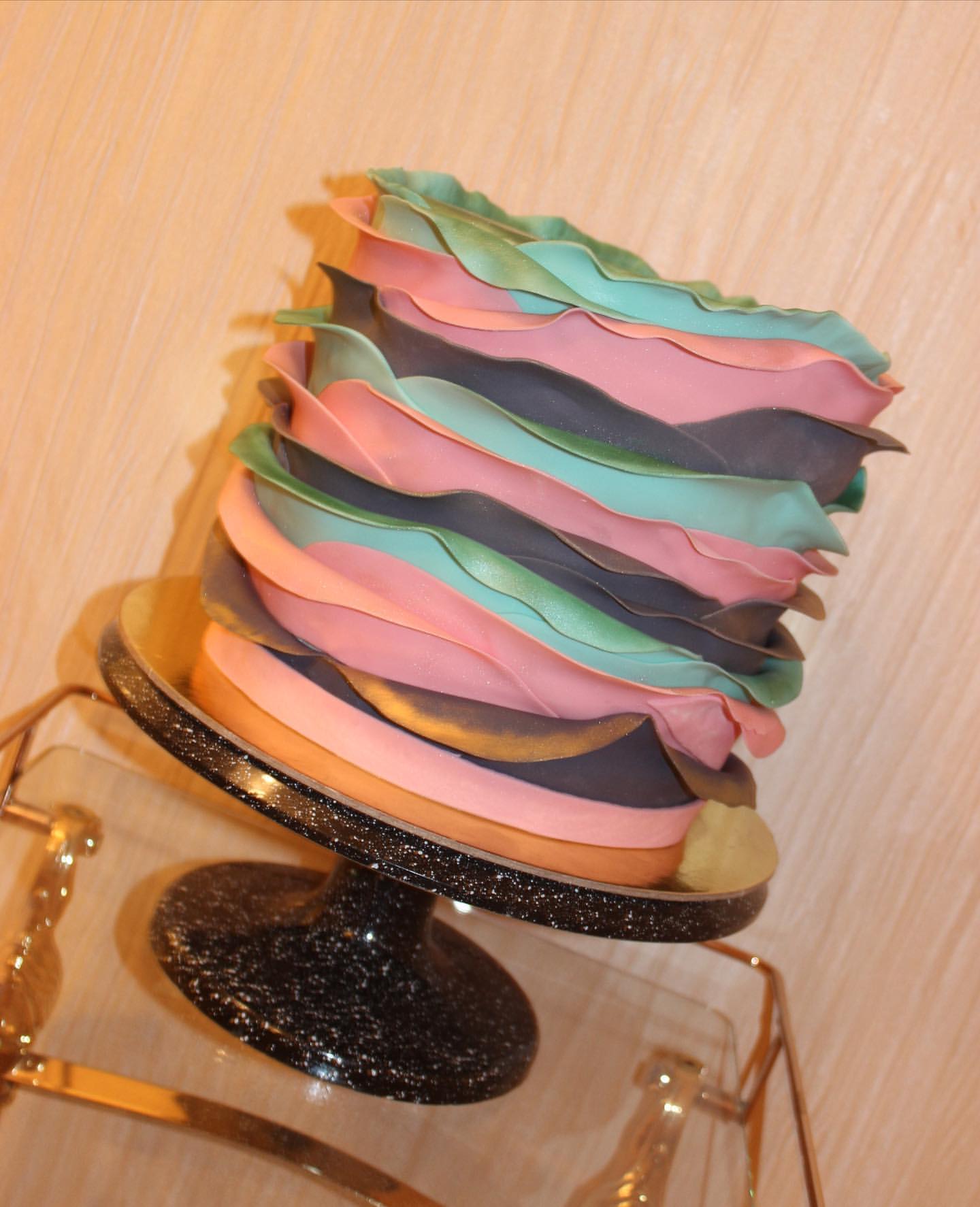 ماشاءلله تبارك الله ombré ruffle cake بالهني والعافيه علي قلبهم يارب للاستفسار عن الطلبات علي الدايركت #العين#دبي#جده#السعوديه#rufflecake#cake#الامارات_دبي