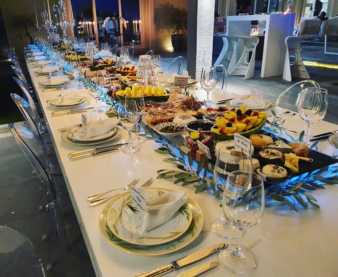 Stylish social gatherings or elegant sit-down dinners, we are your social partners who will help you bring your vision to life ❤️
.
.
.
.
.
.
#socialpartners #faitmaisonsocial #faitmaisoncuisine #edibleart #catering #foodie #events #photooftheday #dubaicatering #foodblogger #dubaifoodie #allaboutfood #dubaievents #eventsetup #cateringevent #luxuryevents