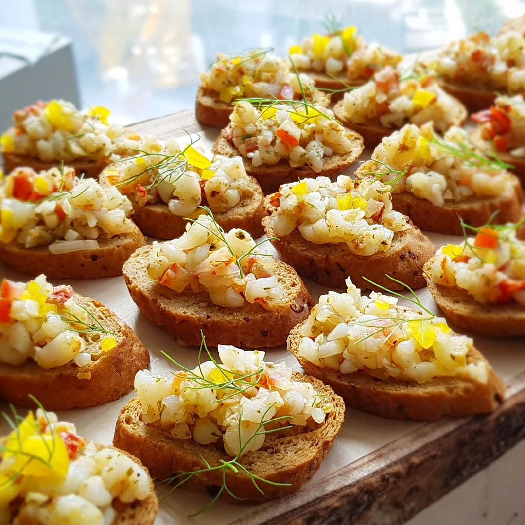 Shrimp bruschetta, delicious and perfect for a corporate event ✨